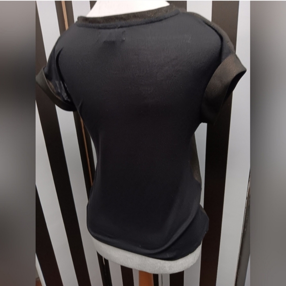 Black tee with gold threading - Picture 2 of 6